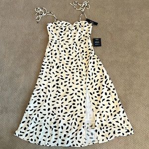 *NEW WITH TAGS!* Lulu’s Party in Paris White Print Tie-Strap Midi Dress, Size S